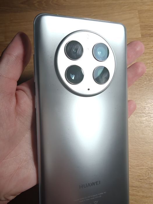 Huawei Mate 50 Pro cu card SD