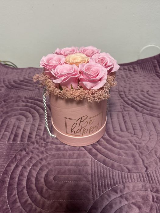 Аранжировки със сапунени рози и скандинавски мъх.