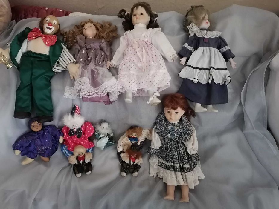 Colecție păpuși vechi din material textil și portelan