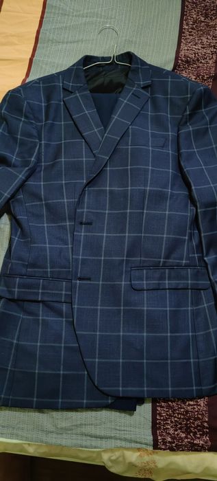 Costum bleumarin