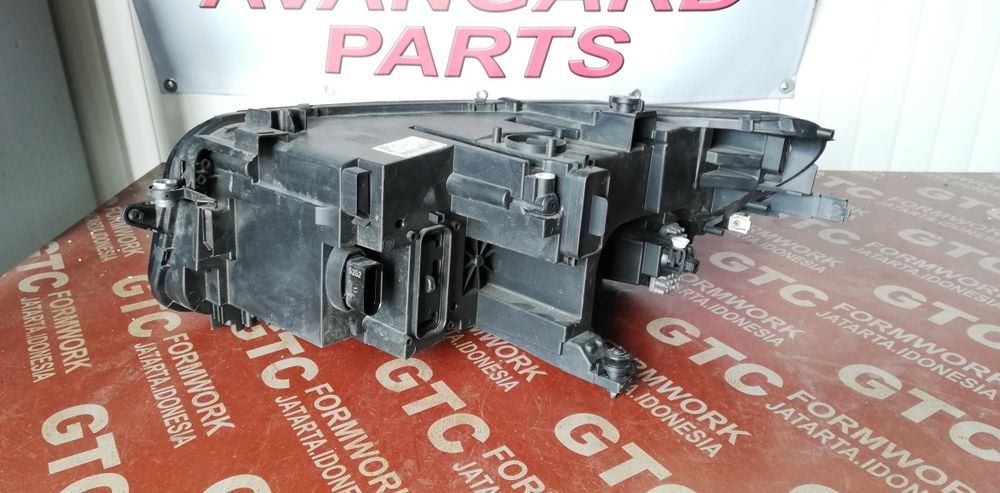 2 броя десен фар VW Tiguan 2020-