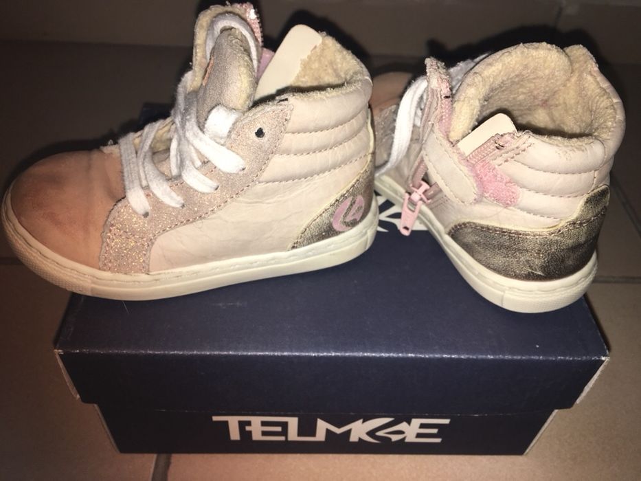 Продам деткую обувь