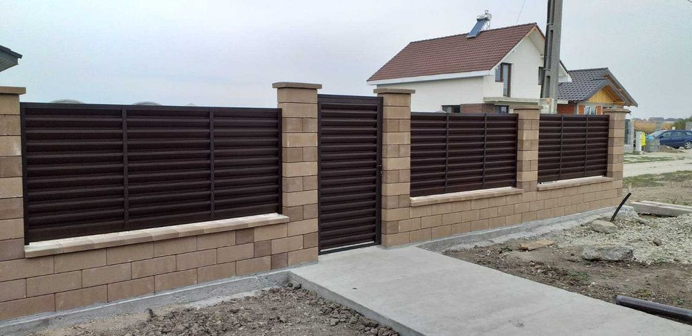 Garduri si porti de diferite modele si dimensiuni (sipca metalica, panou stil jaluzele, tabla cutata, plasa bordurata, BCA sau beton si alte modele)