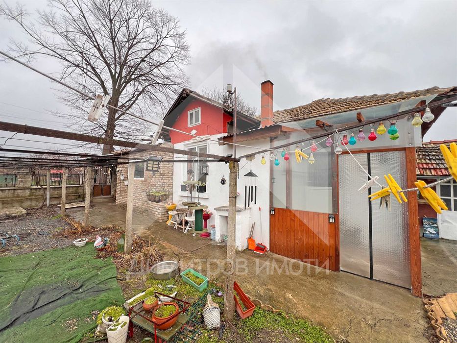 Продава еднофамилна, реновирана къща със 762 кв.м. двор в гр. Плиска.