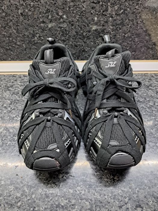 Продавам мъжки чисто нови маратонки  оригинални закупени от Германия.