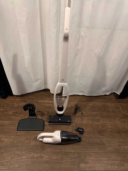 Okazie‼️Aspirator fara fir Electrolux Clean 500 impecabil, in cutie