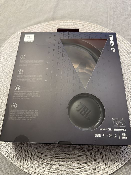 JBL Слушалки.