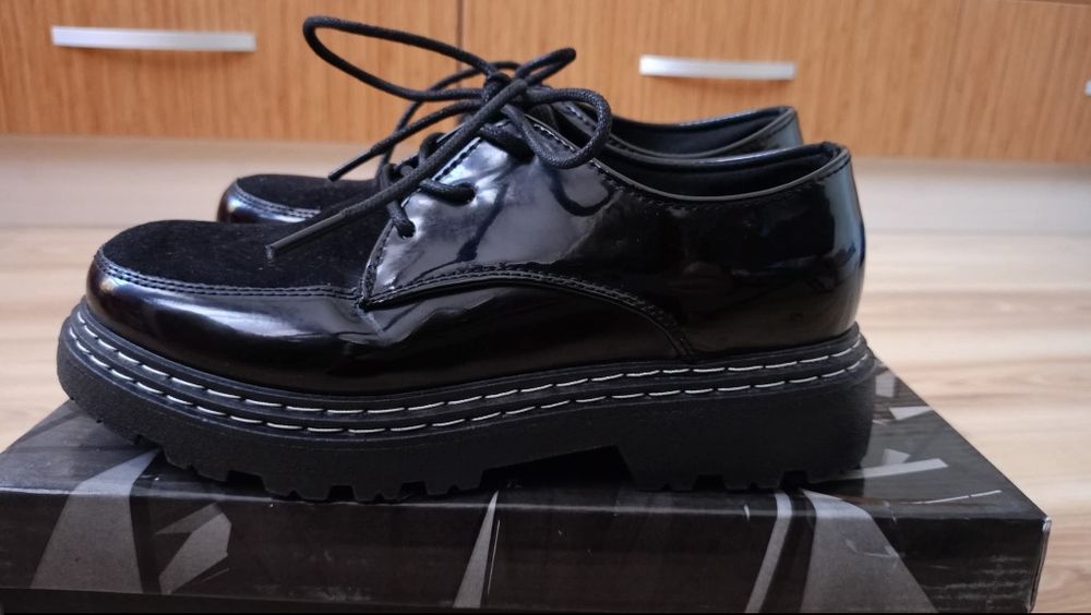 Дамски обувки 
Номер 36 , стелка 23см
С минимални следи употреба