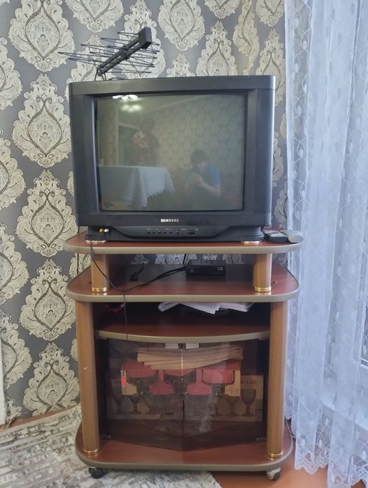 Продается телевизор с тумбочкой