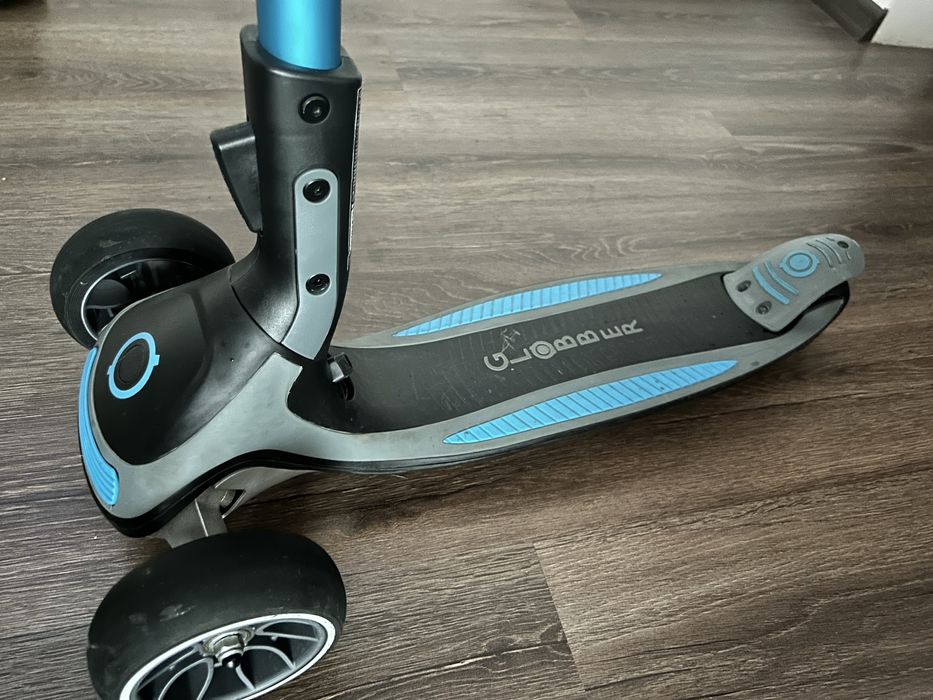 Trotineta albastra GLOBBER