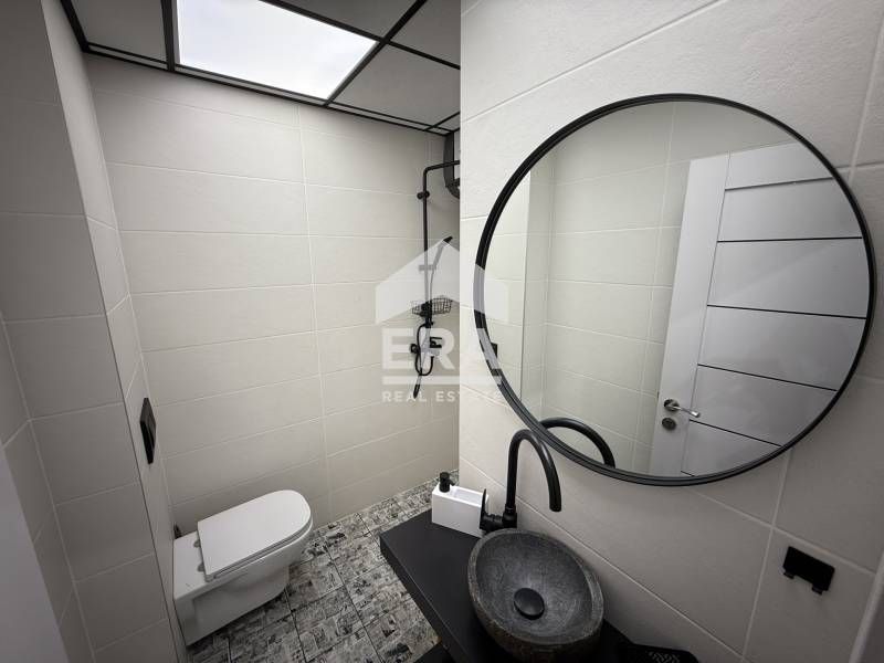 Тристаен, стилно обзаведен, югоизточен апартамент под наем, в тухлена