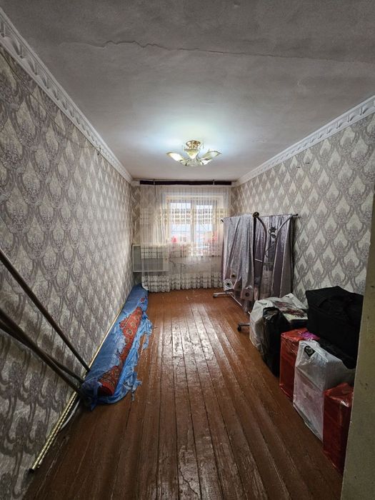 Mikrorayondq uy sotiladi 4x xonali + 6 metrlik veranda! Ipoteka bor!