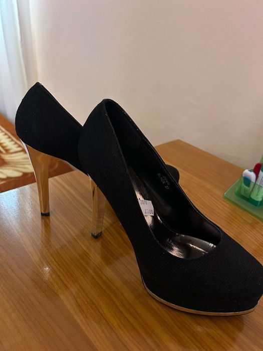 Pantofi cu toc negri