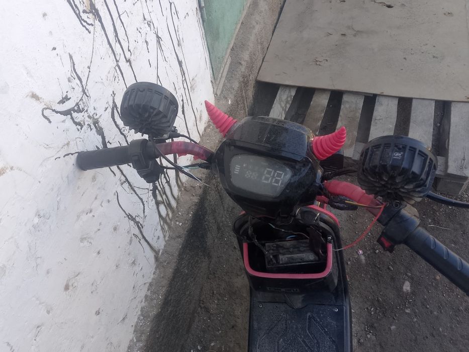 Продам скутер ск8