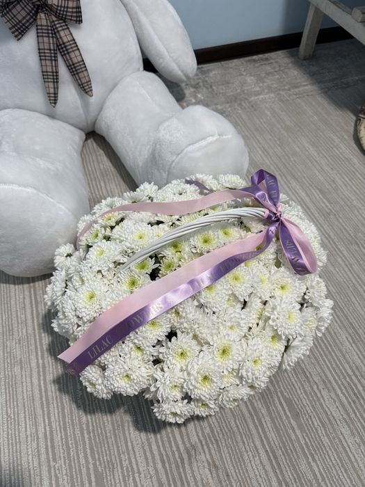 Мишка и цветы свежие