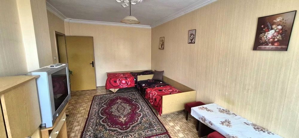 Продавам тристаен тухлен