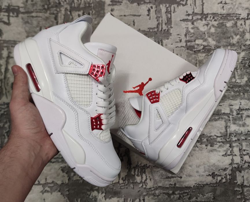 Jordan 4, University Red, 42 EUR