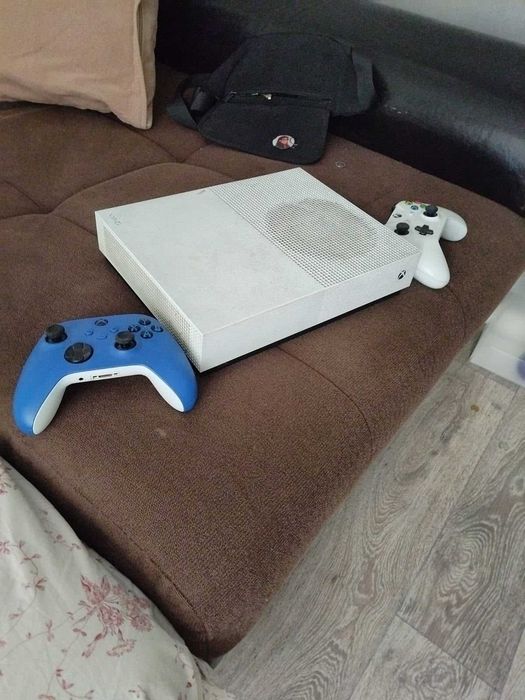 XBOX ONE S, приставка в отличном состоянии
