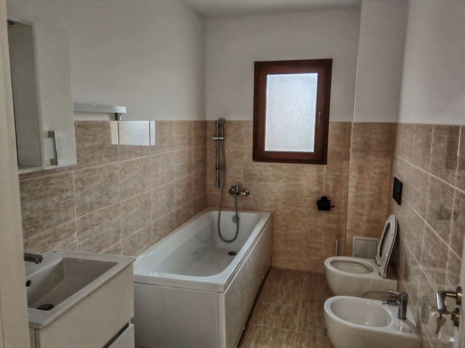 Închiriez casa cu 3 apartamente zona bucium