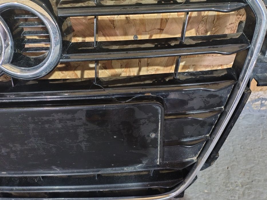 Grila radiator Audi A4 B8 facelift an 2012-2016 cu defect