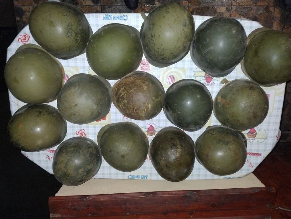 Căști militare metalice noi, prezintă urme de rugina