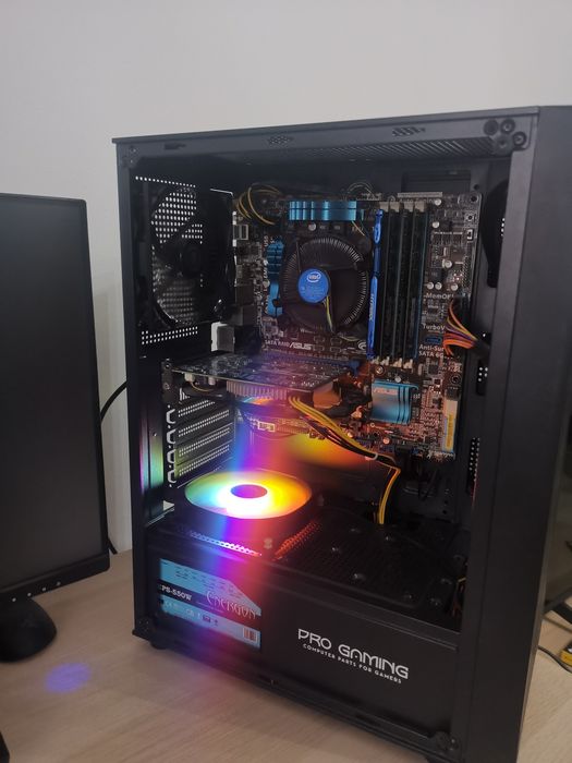 Vand carcasa pc ca noua