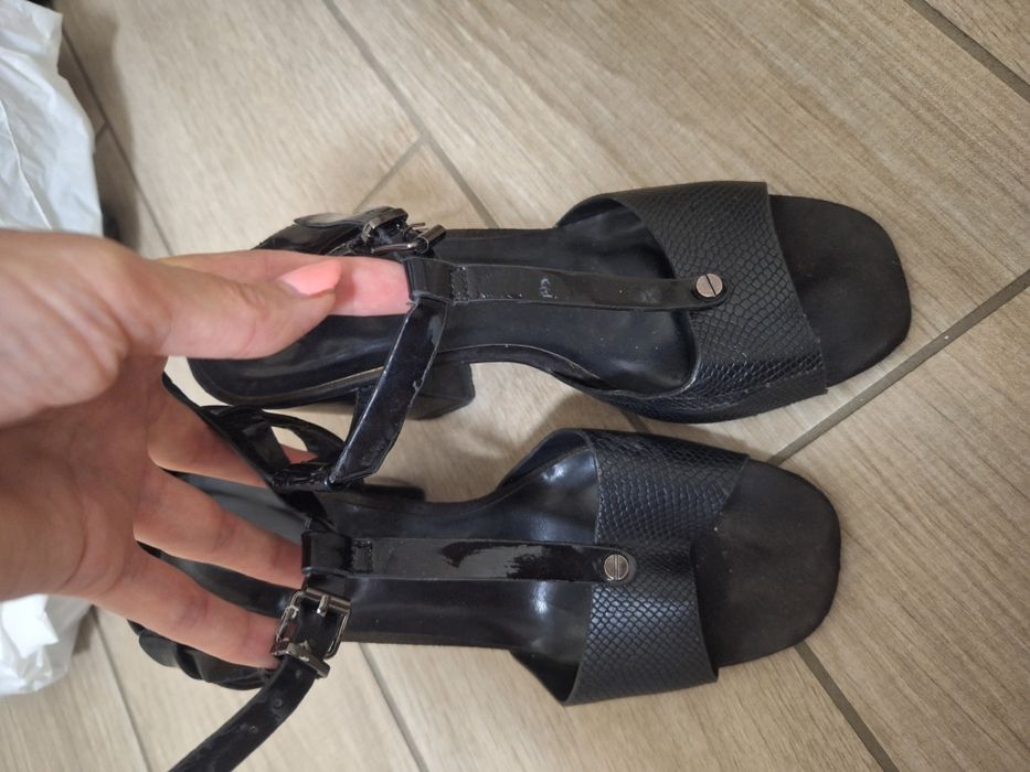 Черни сандали на ток