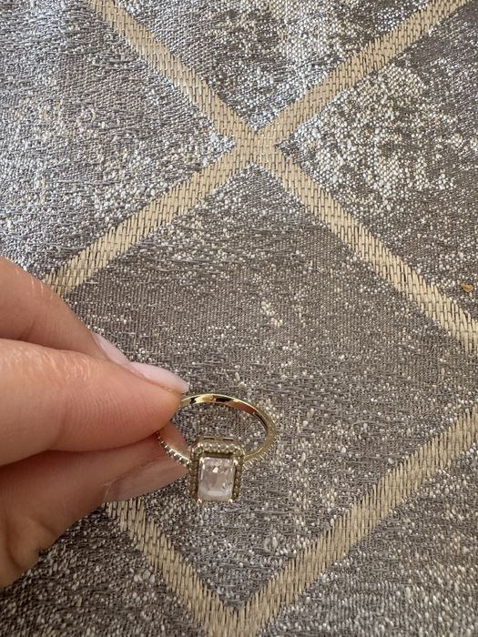 Златен пръстен с цирконий