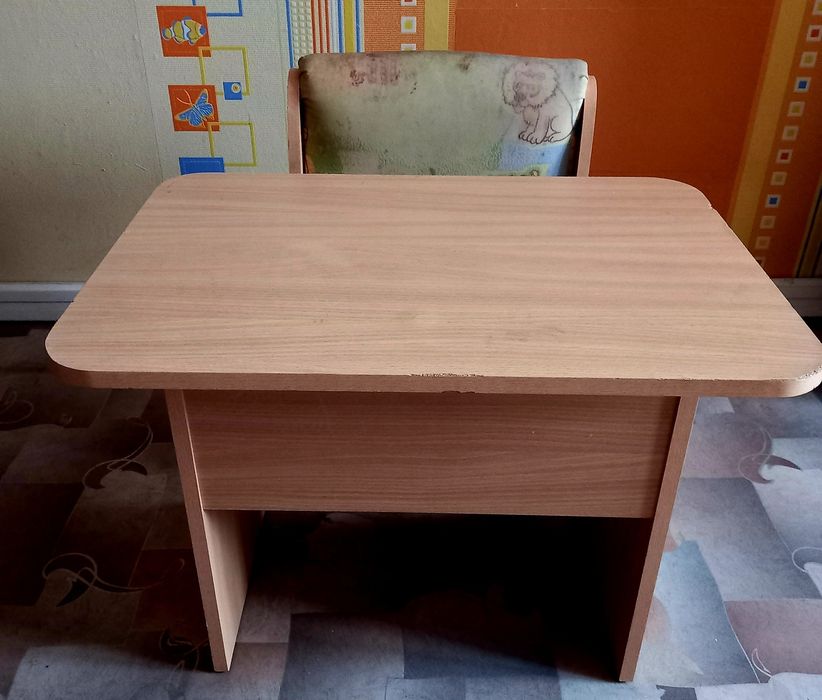 Детский стол со стулом