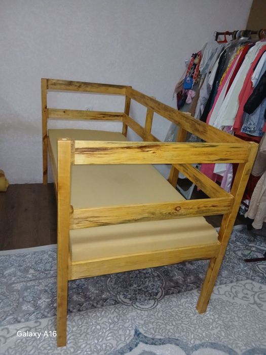 Деревянная кровать