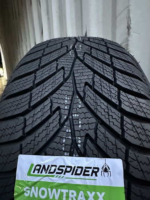 Нови Зимни Гуми LANDSPIDER SNOWTRAXX H/P 215/55R17 98V XL БОРД 2155517
