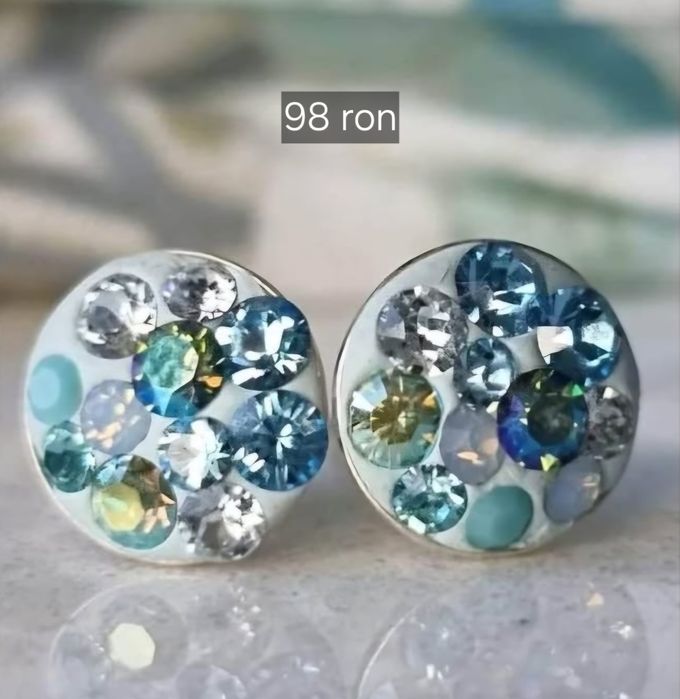 Cercei pe cui cu cristale