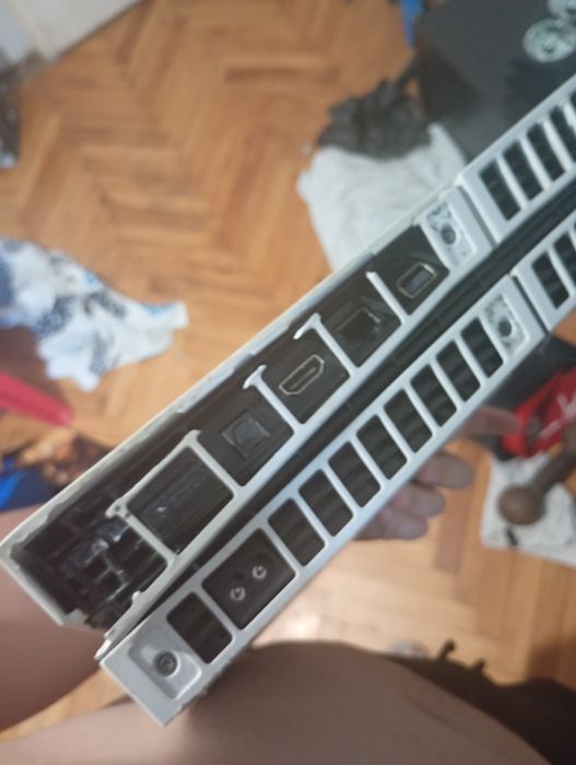 Playstation 4 със игри , джойстик и оригинал захранващ кабел за конзолата