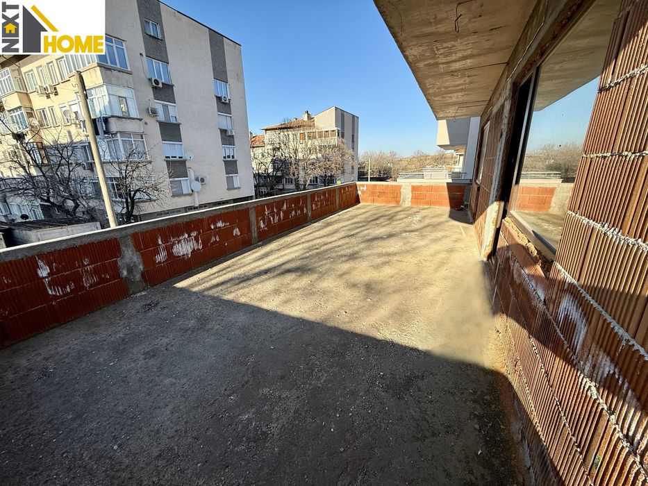 Самостоятелна триетажна къща с гаражи и дворно място