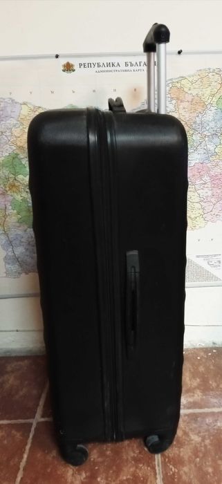 Куфар голям твърд с дръжка на колела