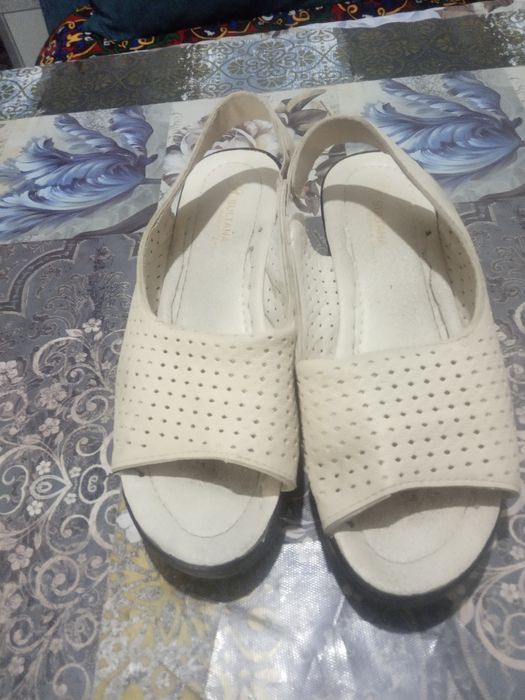 Продам женские босоножки