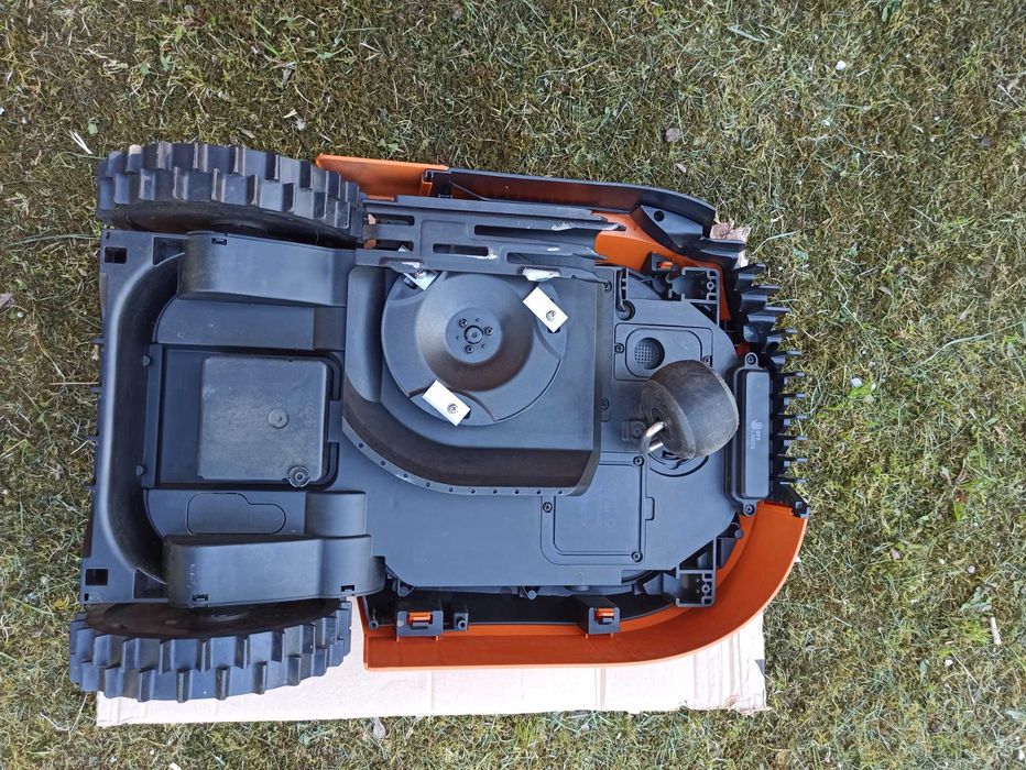 Robot tuns iarba Worx Landroid M 700.