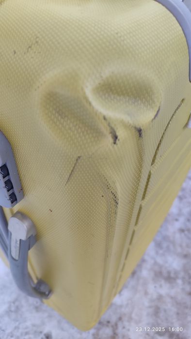 Продам чемодан в отличном состоянии