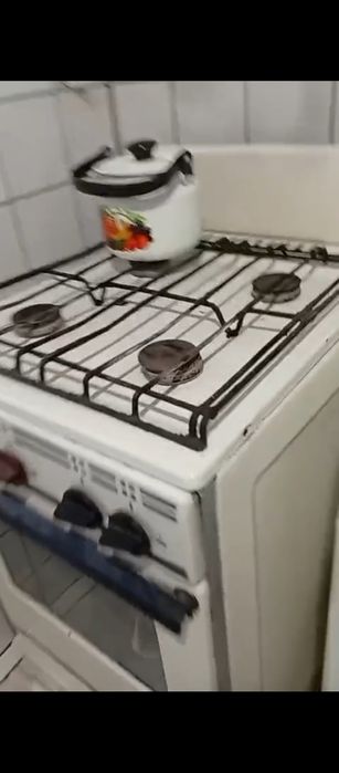 Газовая плита четырёхконфорочная.