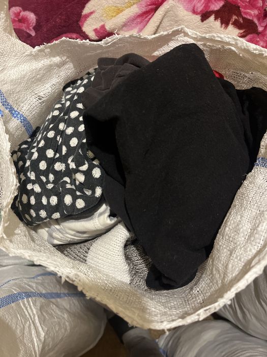 Haine la sac cu blugi ,plovere ,tricouri ,blazere diferite marimi