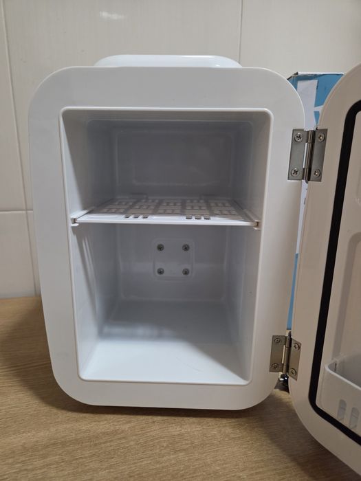 Мини хладилник YASHE Mini Fridge 4 литра 220V-12V DC Бял