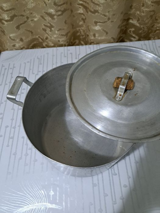 Кастрюля алюминиевая , большая