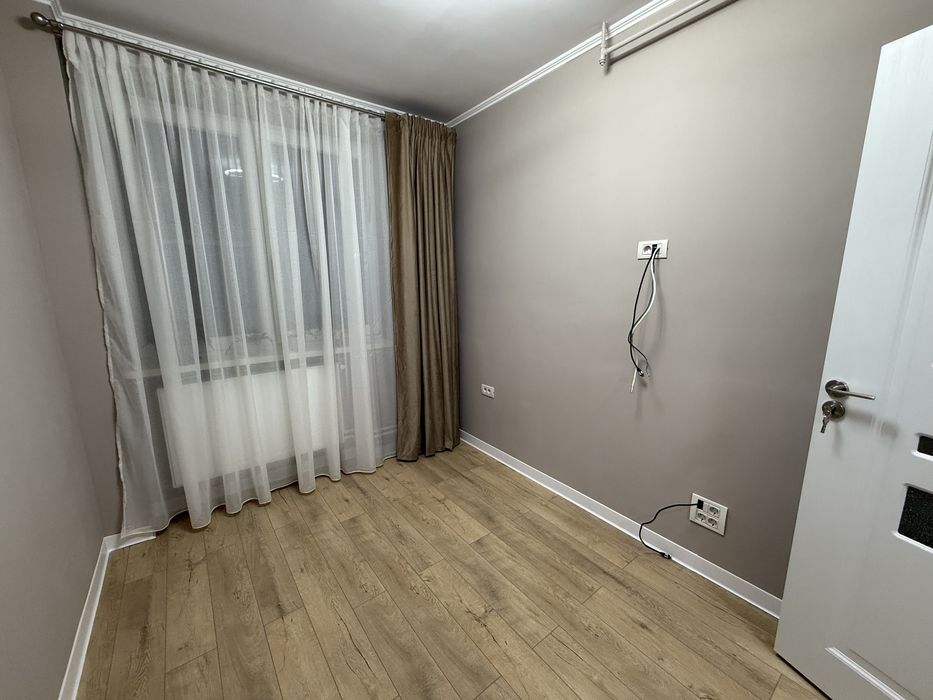 Vând apartament 3 camere Podgoria