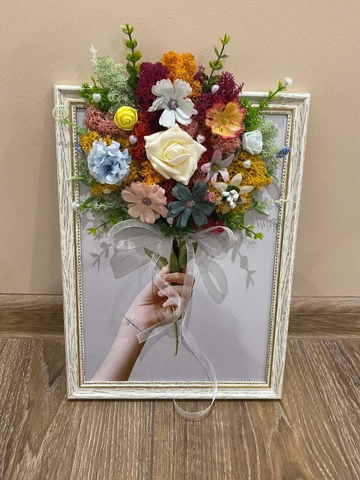 Букет от скандинавски мъх и пъстри цветя