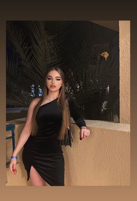 кадифена рокля с един ръкав мини