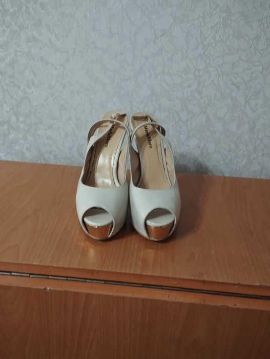 Продаю женские босоножки