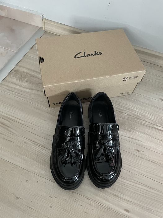 Clarks черни лачени мокасини