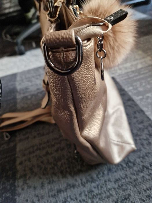 Стилна  дамска чанта в златисто.