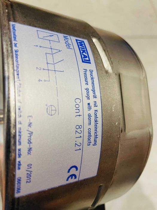 Manometru cu contacte Wika.