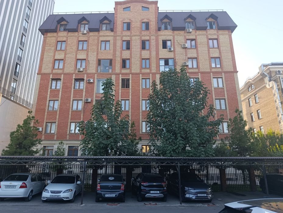 Продаётся  3-комнатная , в новостройке рядом с метро шахрестан. 84 кв